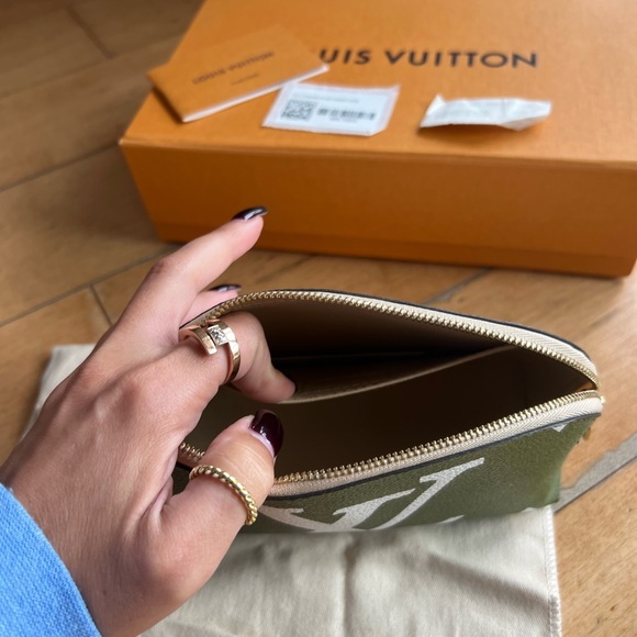 Louis Vuitton cosmetic case - Picture 9 of 13